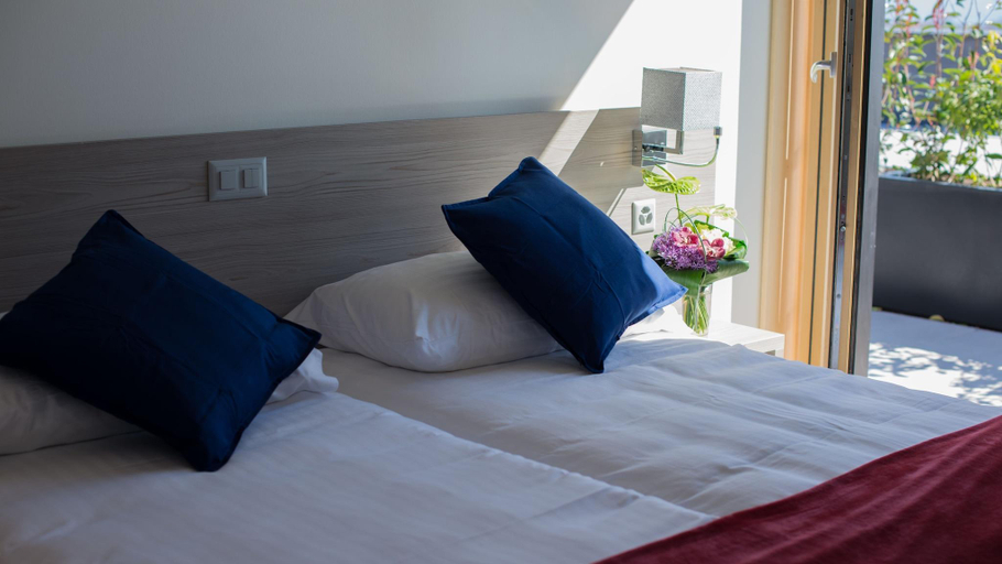Bedroom 3, The Bowling Hotel, Nyon