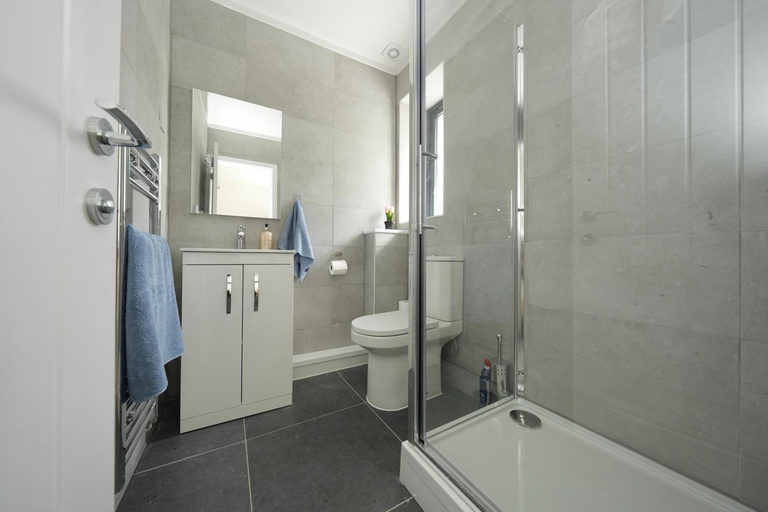 Bathroom, Derwent Avenue self-contained apartments in Headington, Oxfordshire