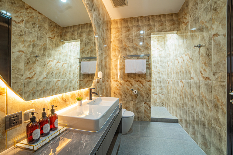 Bathroom 10