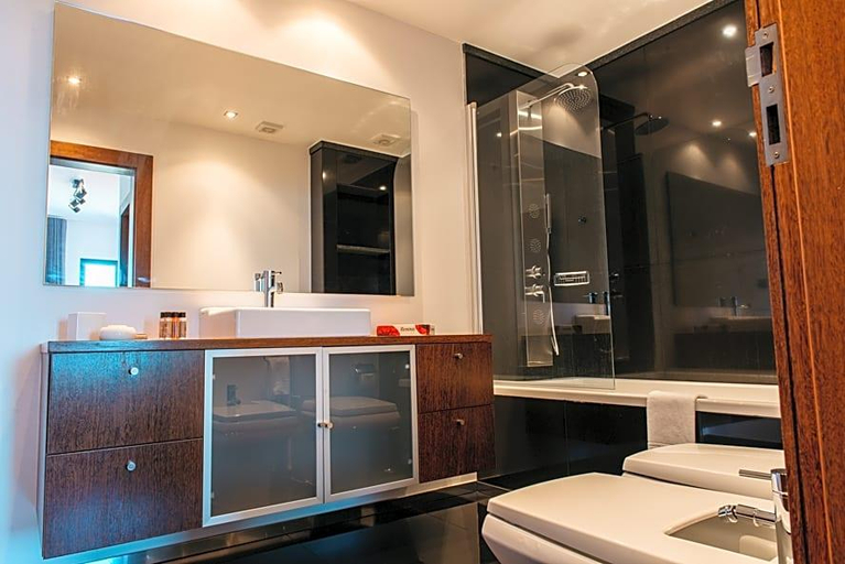 Bathroom 2, Vilas Mediterraneo, Santa Cruz