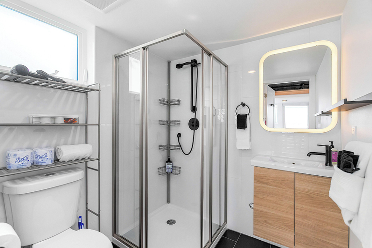 Bathroom, Echo Loft: A Modern Escape, Seattle