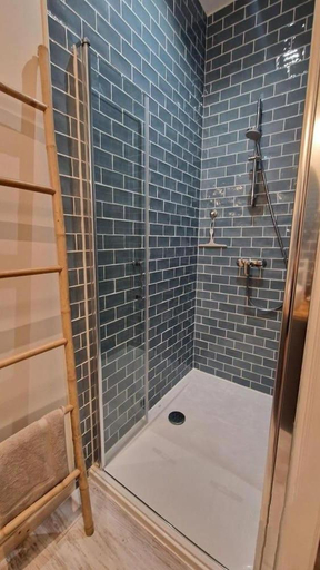 Bathroom 3, Aux roses de Cedres, Tarn