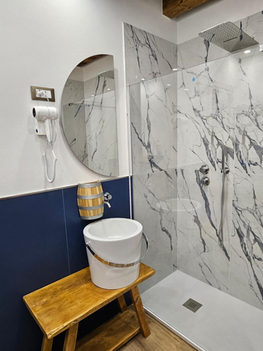 Bathroom 5, AMARE IL MARE Affittacamere e appartamenti, La Spezia