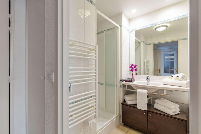 Bathroom 4, Quality Aparthotel Divonne - Portes de Genève, Ain