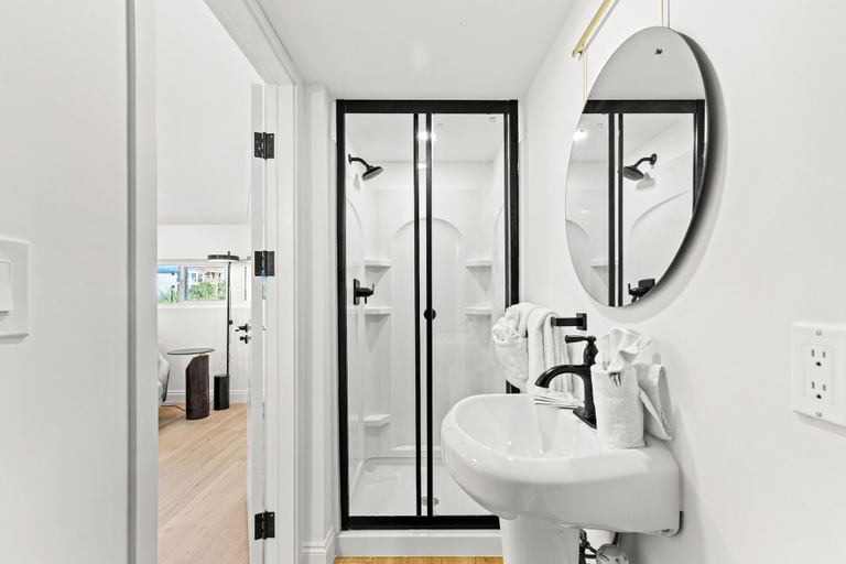 Bathroom 4, Ocean Breeze, Bay