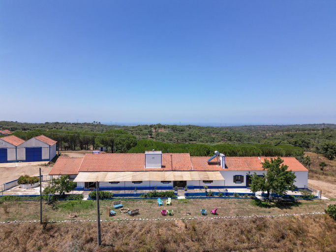 Exterior & Views