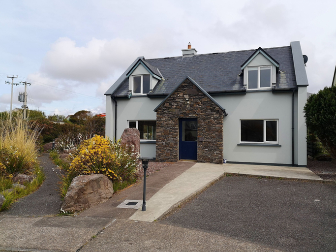 Room 2, 4 Bedroomed House in Waterville Close to the Beach