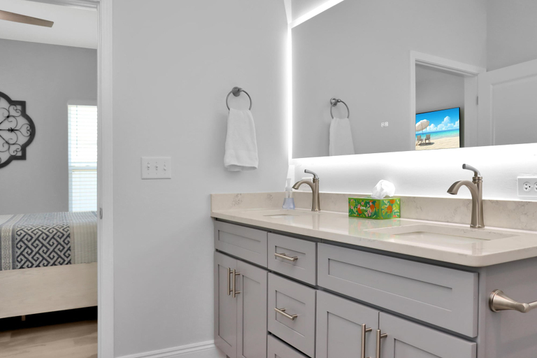 Bathroom 3, Sea La, Bay