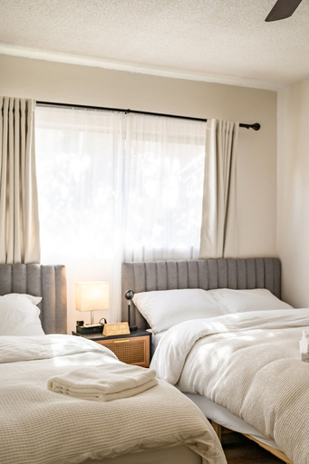 Room 2, Modern Cozy Retreat Stylish Stay With Patio Parking, Los Angeles