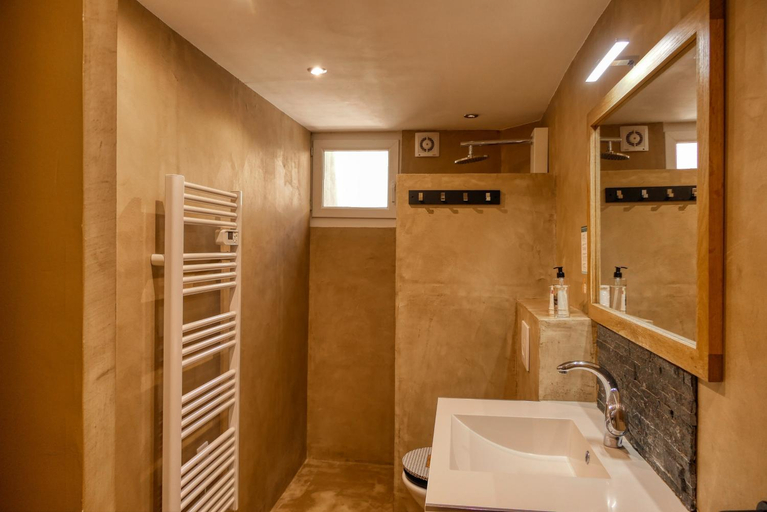 Bathroom 4, Hotel Boquier, Avignon Centre, Vaucluse