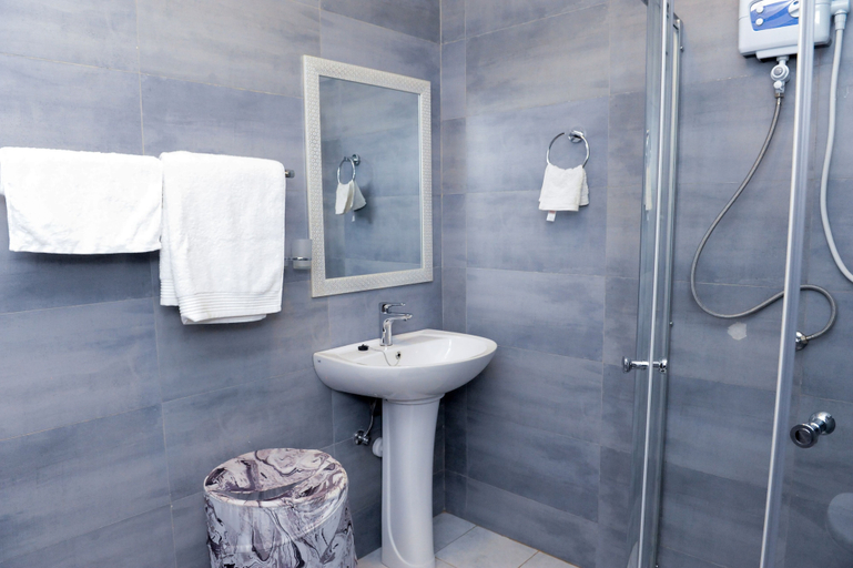 Bathroom 3, Eric Wilkins Apartments, Jinja