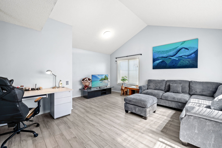 Room 3, Spacious Family Retreat w Garden Modern Comfort, San Bernardino