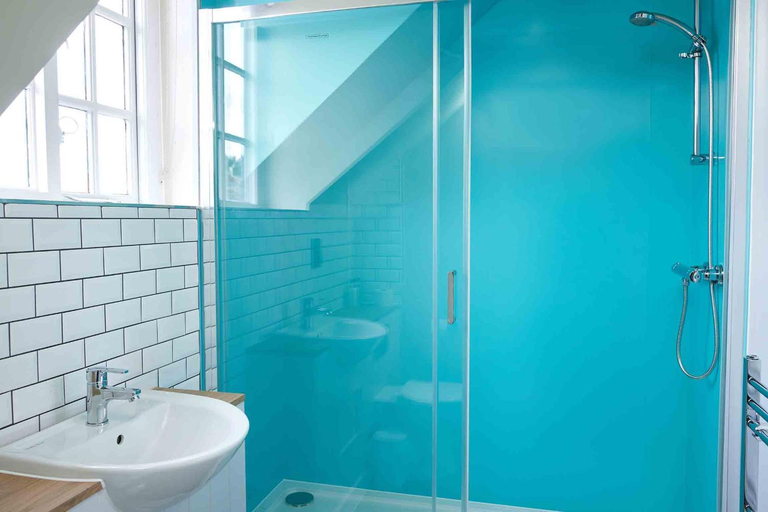 Bathroom 3, The White Hart by Good Night Inns, Buckinghamshire