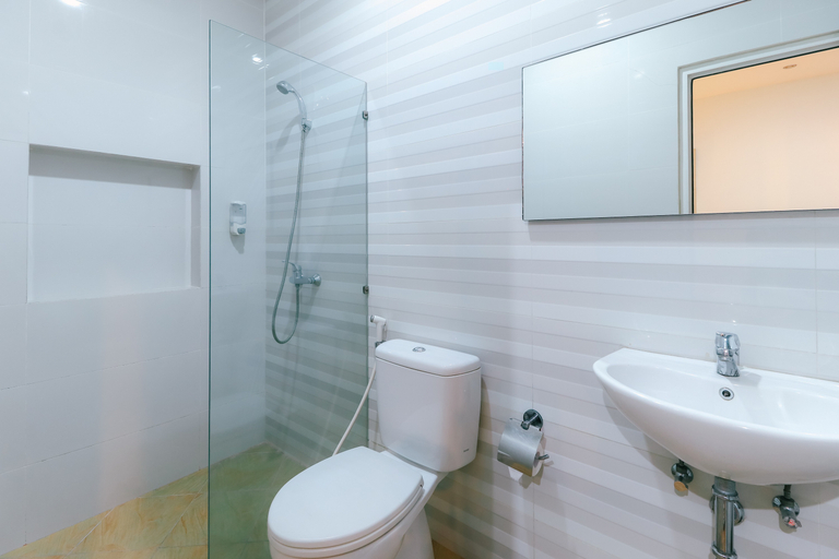 Bathroom 5, HOME Guesthouse by ZUZU, Surabaya