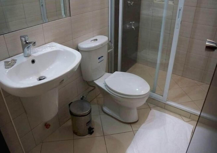 Bathroom, Lorenzzo Suites Hotel, Makati City