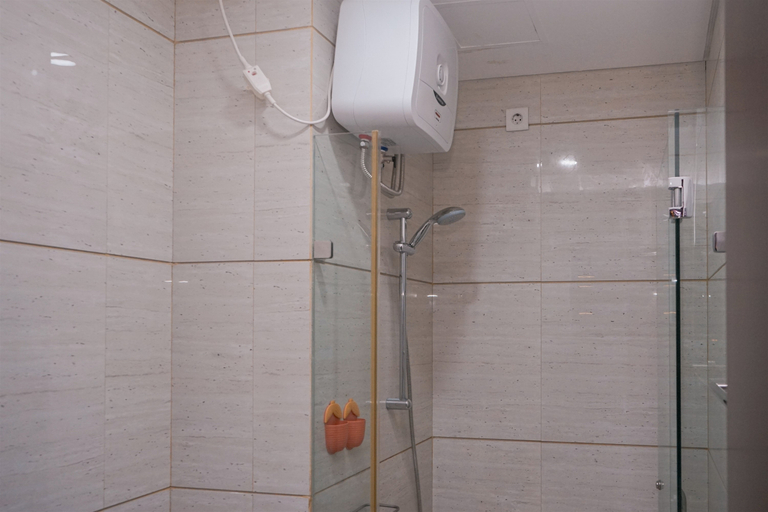 Bathroom 5, Good Deal Studio at Brooklyn Alam Sutera Apartment By Travelio, Tangerang