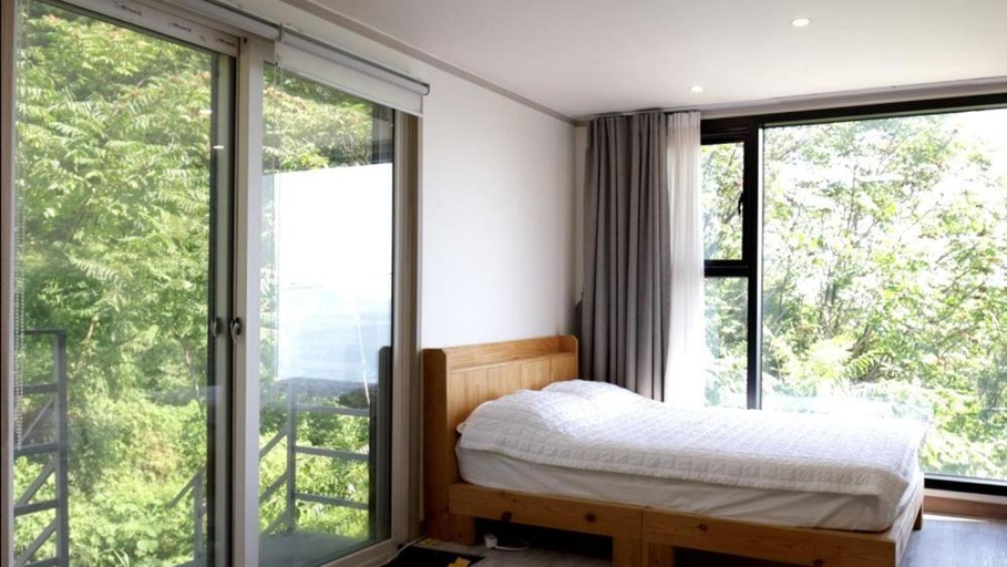 Bedroom 2, beotkkotgil jinaseo, Namhae