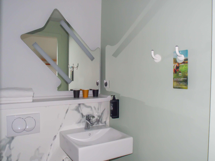 Bathroom 5, ibis Styles Rouen Centre Rive Gauche, Seine-Maritime