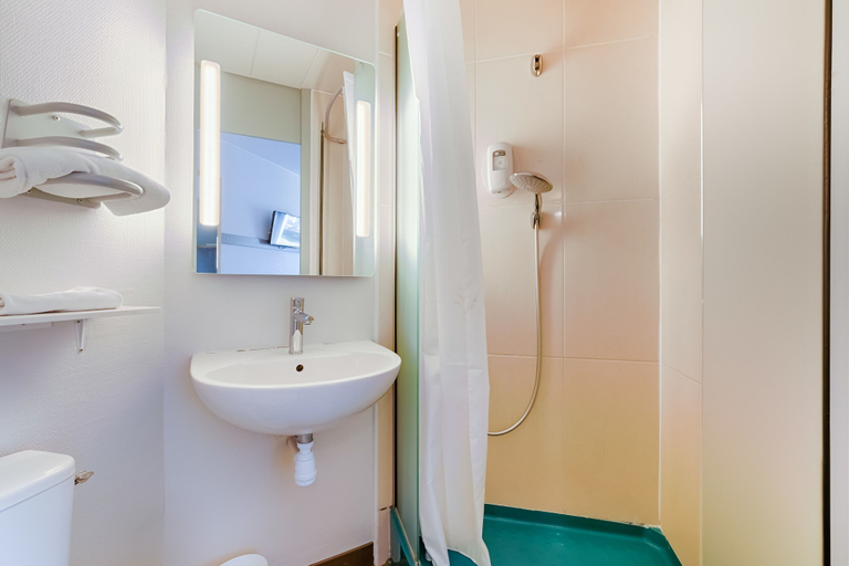 Bathroom 4, B&B HOTEL AIX EN PROVENCE Pont de l'Arc, Bouches-du-Rhône