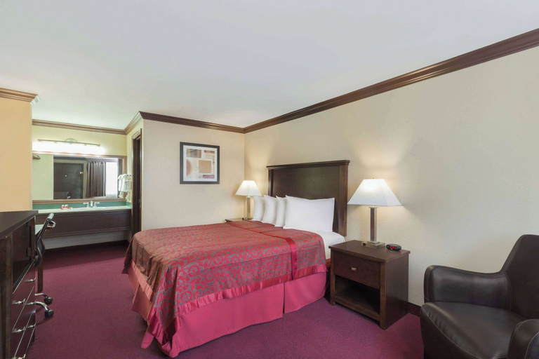 Bedroom 4, Days Inn by Wyndham Auburn, King
