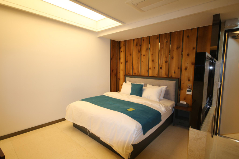 Bedroom 3, JB Tourist Hotel, Dong