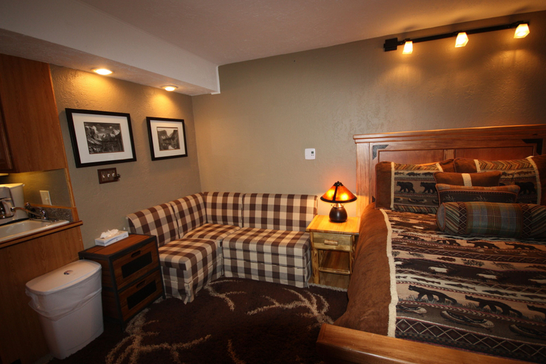 Bedroom 2, Four O'clock Lodge B05, Summit