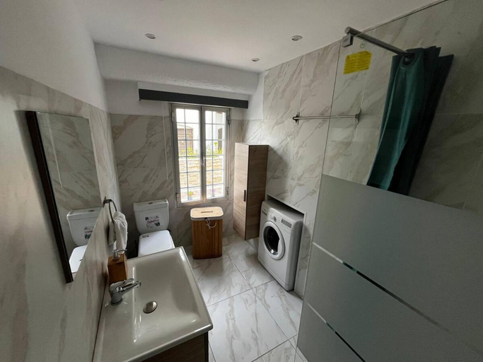 Bathroom 2, Luxurious 1-Bedroom Guesthouse
