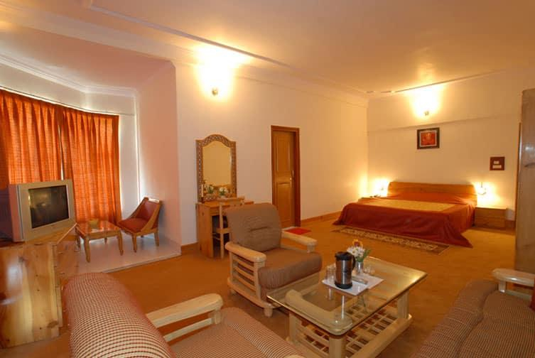 Bedroom, Clifftop Club, Chamoli