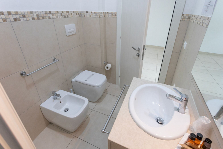 Bathroom 5, 19 Summer Suites, Lecce