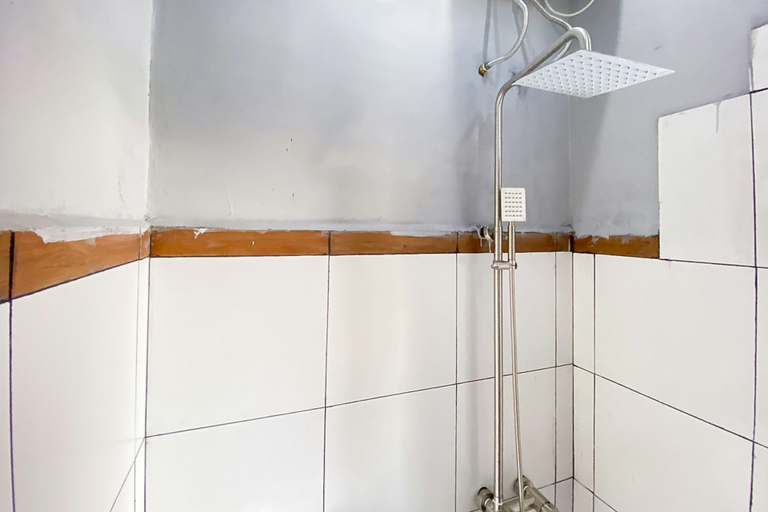 Bathroom 3, RedDoorz @ Graha Aisyah Menteng Medan, Medan