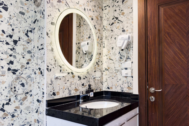 Bathroom 2, The 2bdr Radiant Residence 5 min to Airport, An-Nuzhah