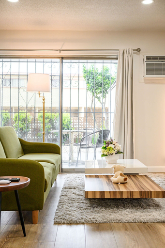 Room 4, Modern Cozy Retreat Stylish Stay With Patio Parking, Los Angeles