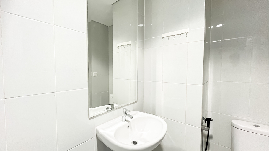 Bathroom 5, Good Studio Room at Casa de Parco Apartment By Travelio, Tangerang