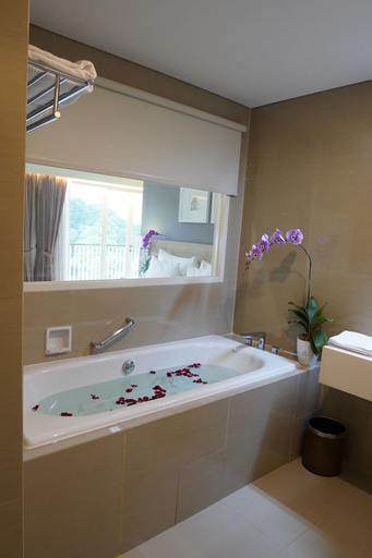 Bathroom 3, TreePark Hotel Karawang, Karawang