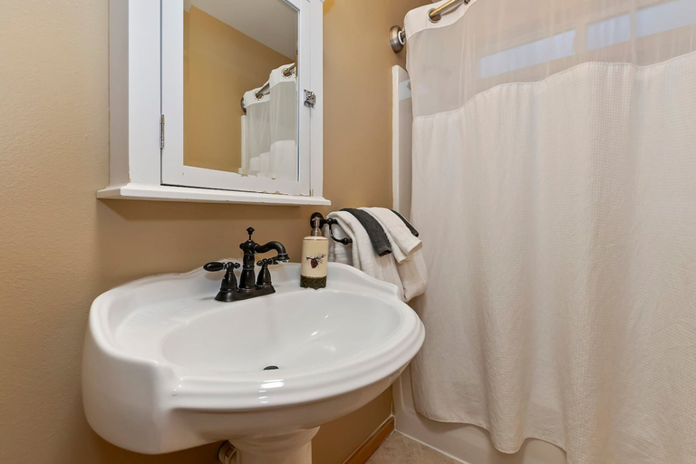 Bathroom 3, Big 10 Luxury Cabin with HotTub, San Bernardino