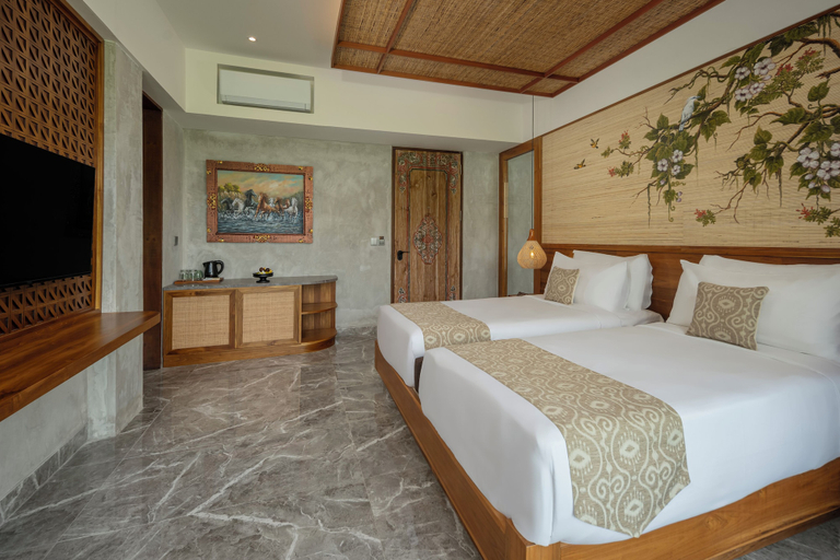 Emana Akatara, Bali