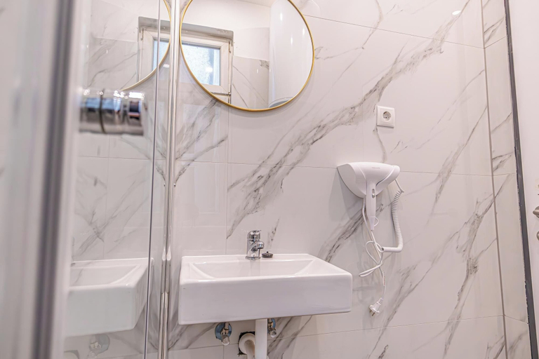 Bathroom 2, 4BR Shared Apt 10Min Walk to Westbahnhof, Wien