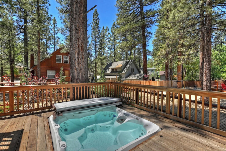 Sport & Beauty 5, Teakwood Cozy Wood Cabin with Fireplace, San Bernardino
