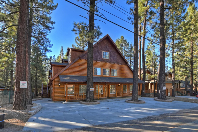 Exterior & Views 1, Big 10 Luxury Cabin with HotTub, San Bernardino