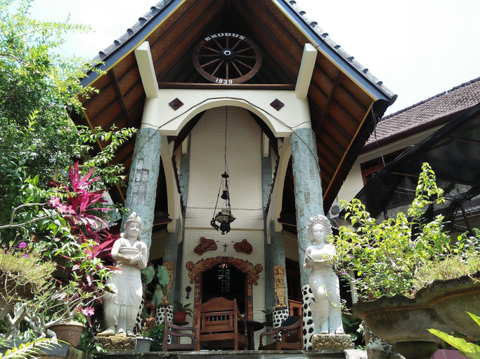 Exterior & Views