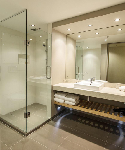 Bathroom 5, Waipuna Hotel & Conference Centre, Waitakere