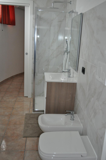 Bathroom 2, La Specchia, Matera