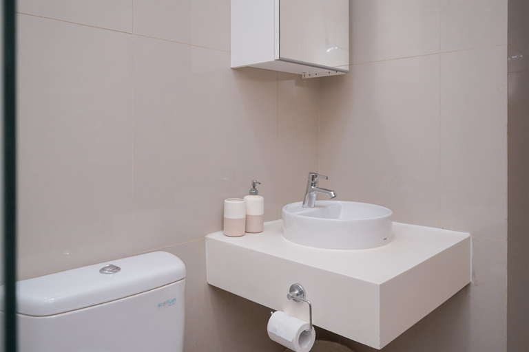 Bathroom 5, Spacious and Tidy 1BR Apartment at Tree Park City BSD By Travelio, Tangerang Selatan