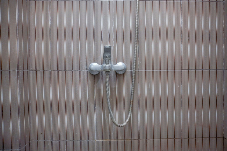 Bathroom 2, Capital O 94491 Family Homestay, Cirebon