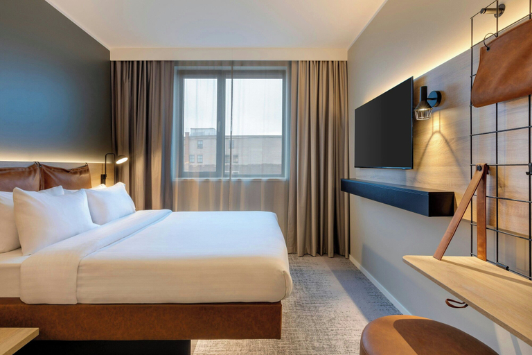 Bedroom 5, Moxy Berlin Ostbahnhof, Berlin