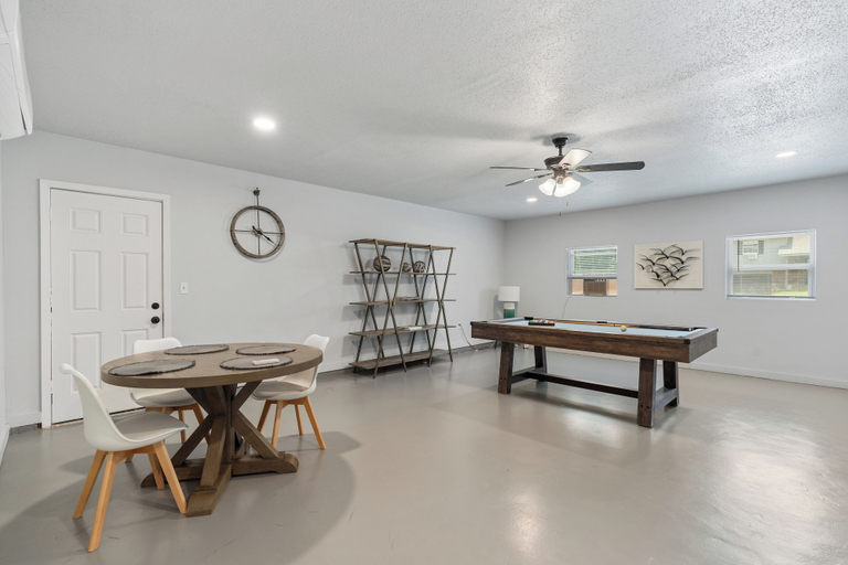 Room 5, Spacious 8BR Modern Retreat Pool Table RV, Oklahoma
