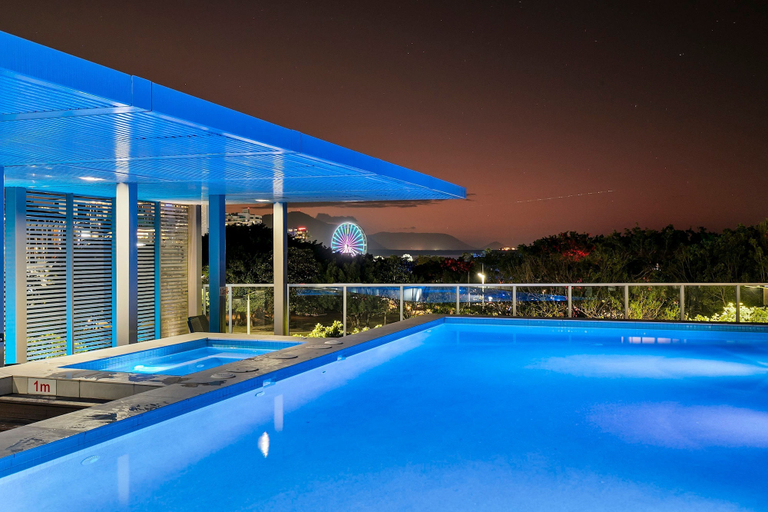 Room 4, Lux Retreat - Waterfront Gym Prime Location, Cairns
