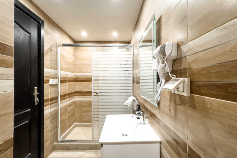 Bathroom 2, Flattering 2bdr - 5 min to Airport, An-Nuzhah