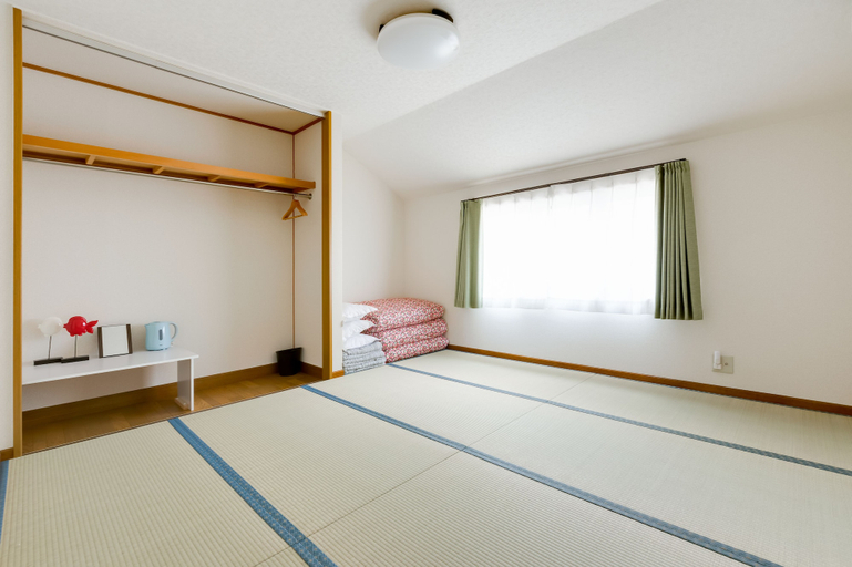 Bedroom 3, Plus 9 Station Inn, Izumisano