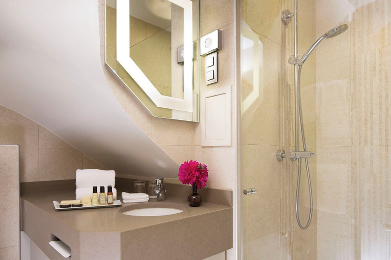 Bathroom 4, Le Relais des Halles, Paris